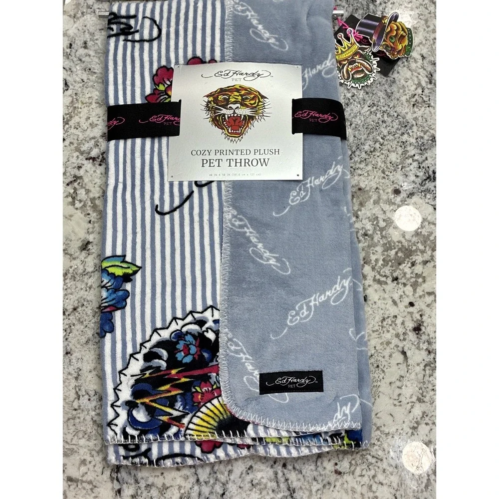 Ed Hardy Gray Multicolor 40x50 Foo Dog Flowers Fans Reversible Plush Blanket NEW